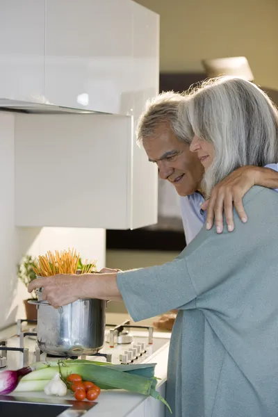 Senior koppel koken — Stockfoto