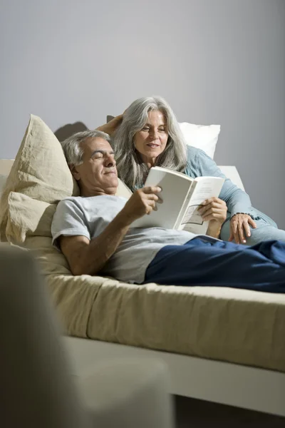 Senior couple reading — Stock Photo, Image