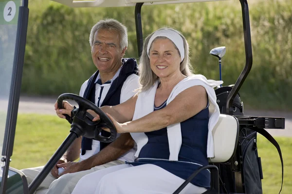 Casal sênior no carrinho de golfe — Fotografia de Stock