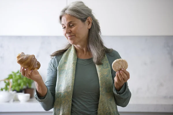 Senior vrouw kiezen van voeding — Stockfoto