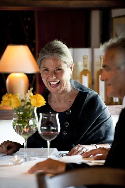 Oudere stellen in het restaurant — Stockfoto