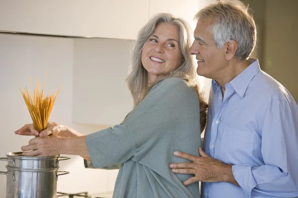 Senior koppel koken — Stockfoto