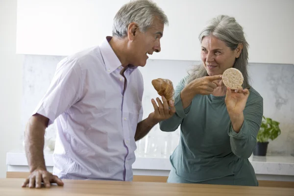 Senior koppel kiezen van voeding — Stockfoto