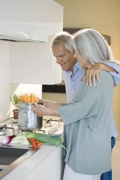 Senior pareja cocinar —  Fotos de Stock