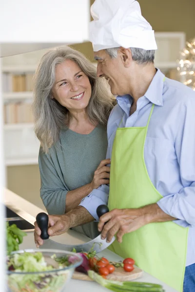 Äldre par matlagning — Stockfoto