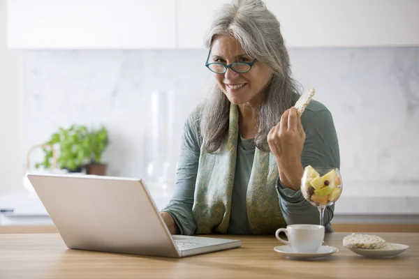 Pc で年配の女性 — ストック写真