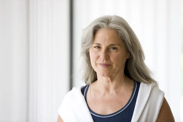 Retrato de mujer mayor — Foto de Stock