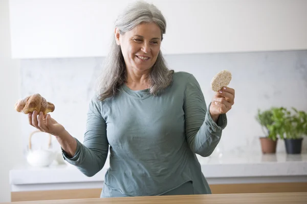 Donna anziana che sceglie il cibo — Foto Stock