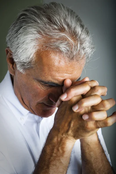 Uomo anziano che prega — Foto Stock