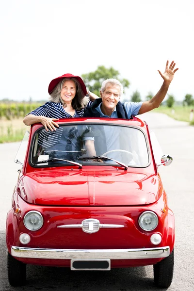 Senior couple with vintage car — Stock Photo, Image