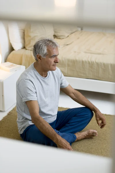 Äldre man mediterar — Stockfoto