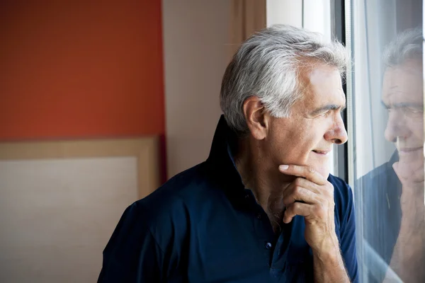 Idősebb ember, az ablakon — 스톡 사진