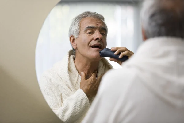 Senior man shaving — Stock Photo, Image