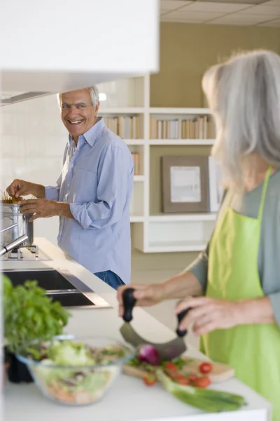 Äldre par matlagning — Stockfoto