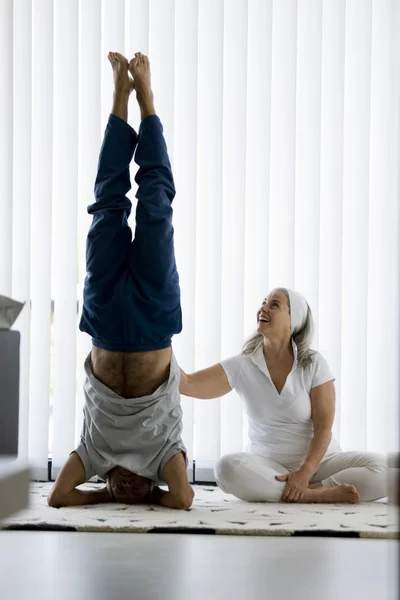 Senior couple doing yoga — Stock Photo, Image