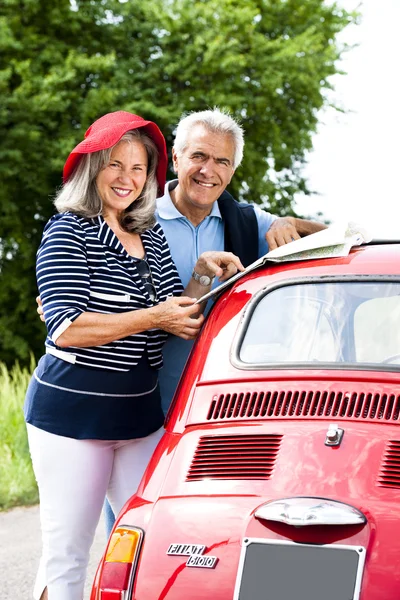 Äldre par med vintage bil — Stockfoto