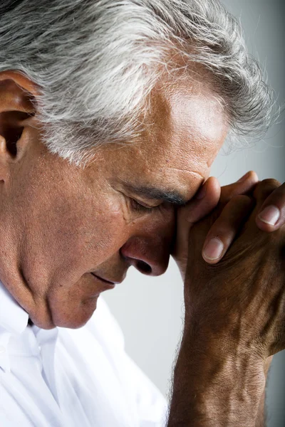 Senior man bidden — Stockfoto