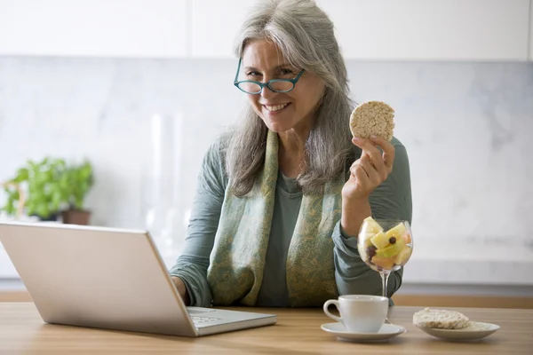 Senior woman at pc — Stock Photo, Image