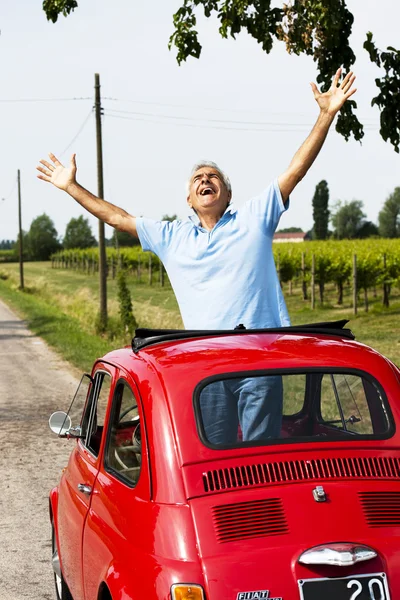 Senior man met zijn automerk — Stockfoto