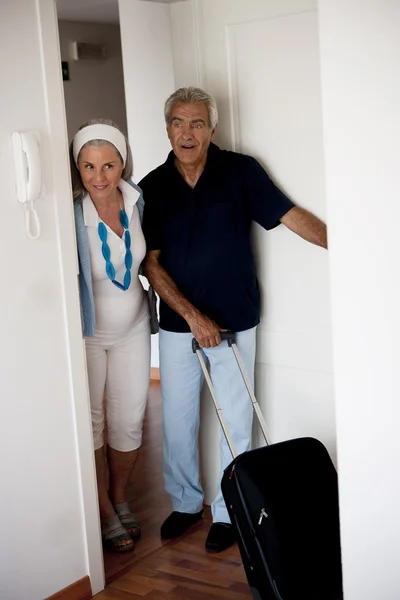 Äldre par i sommarstuga — Stockfoto