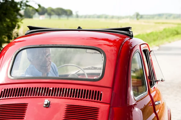 Uomo anziano in auto d'epoca — Foto Stock