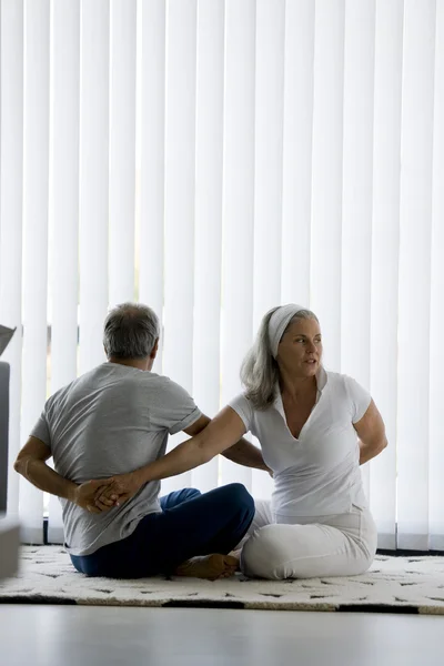 Coppia anziana che fa yoga — Foto Stock