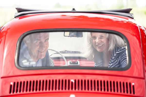 Casal sênior com carro vintage — Fotografia de Stock