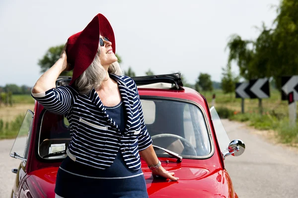 Donna anziana con auto d'epoca — Foto Stock