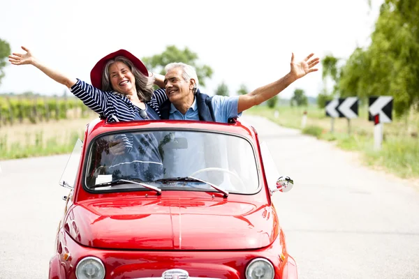 Äldre par med vintage bil — Stockfoto