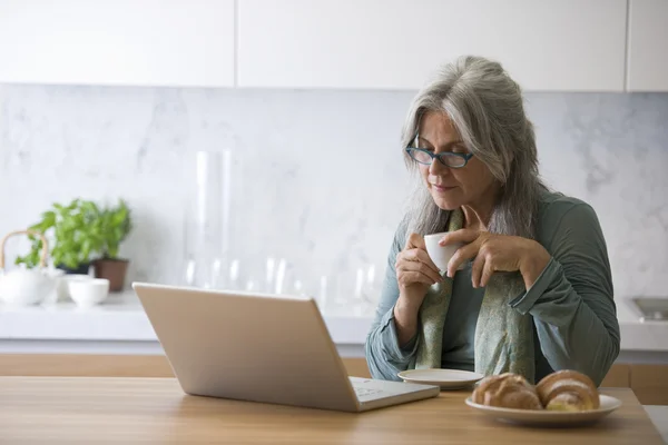 Femme âgée à PC — Photo