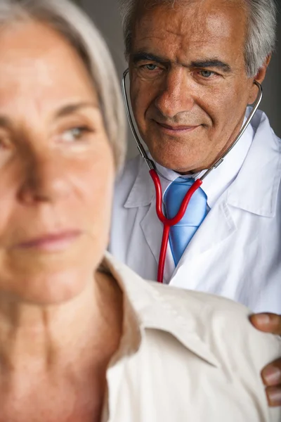 Doctor visiting senior woman — Stock Photo, Image