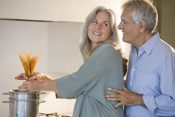 Senior koppel koken pasta — Stockfoto