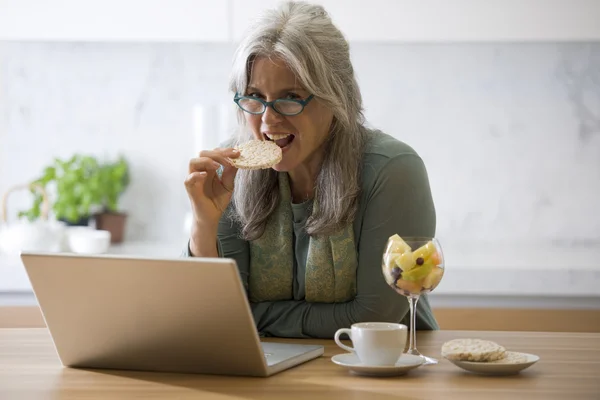 Femme âgée à PC — Photo