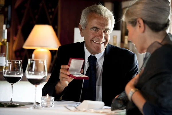 Casal sénior no restaurante — Fotografia de Stock