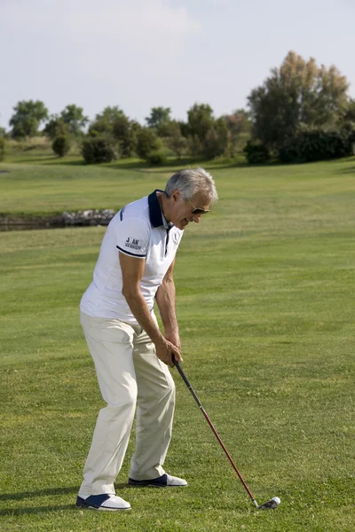 Hombre mayor jugando al golf —  Fotos de Stock