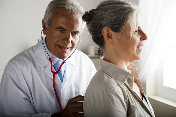 Médecin visitant femme âgée — Photo