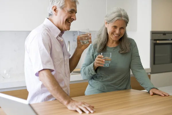 Senior pareja bebiendo —  Fotos de Stock