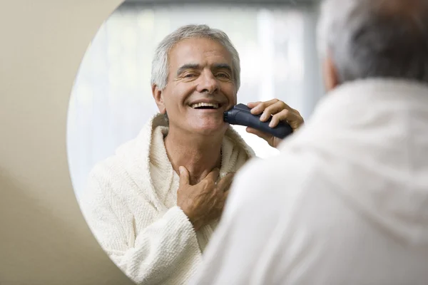 Senior mannen rakning — Stockfoto