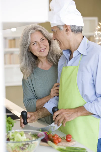 Senior koppel koken — Stockfoto