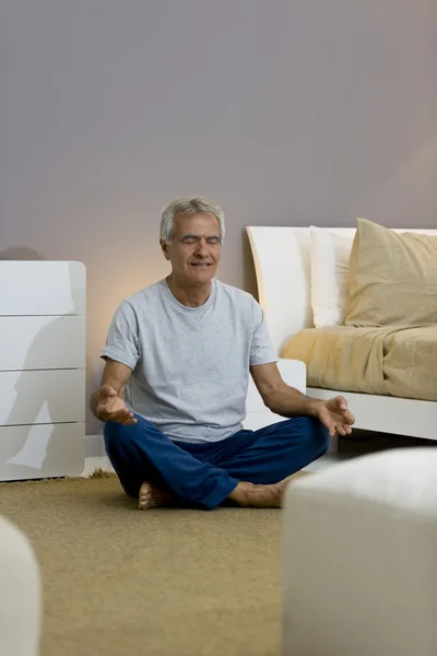 Senior man mediteren — Stockfoto