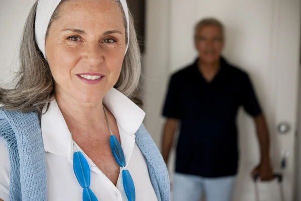 Äldre par i sommarstuga — Stockfoto