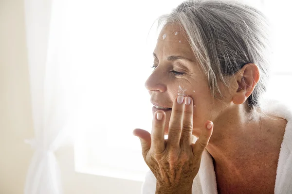 Senior woman and body care — Stock Photo, Image