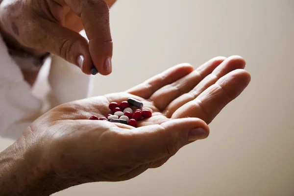 Human hands holding pills — Stock Photo, Image