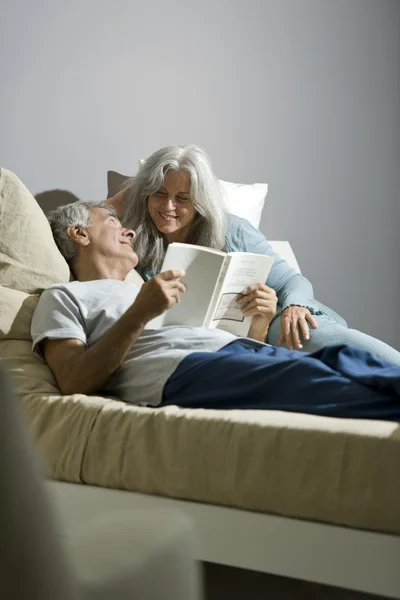 Leitura de casal sénior — Fotografia de Stock