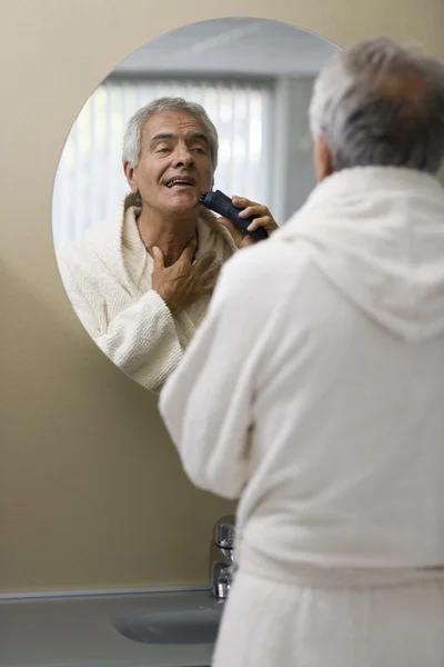 Senior man shaving — Stock Photo, Image