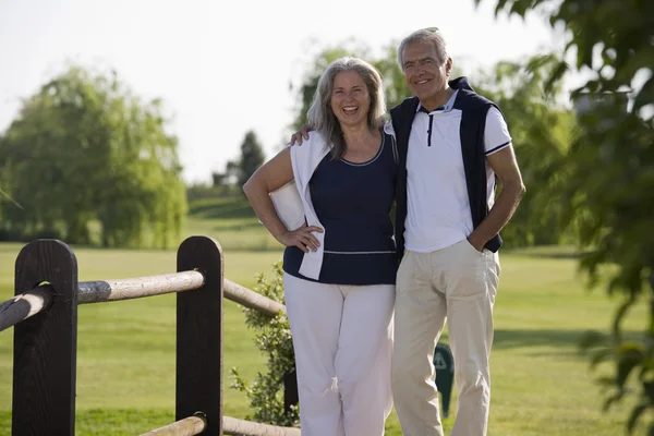 Couple aîné sur une passerelle — Photo