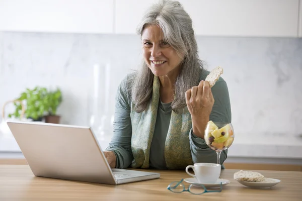 Mujer mayor en PC —  Fotos de Stock