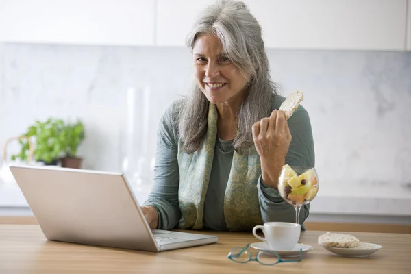 Donna anziana al pc — Foto Stock