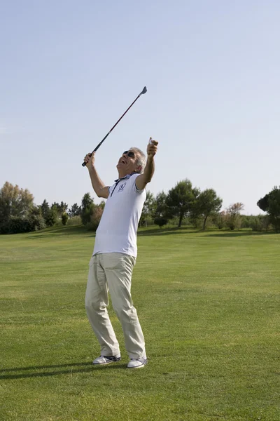 Hombre mayor jugando al golf —  Fotos de Stock