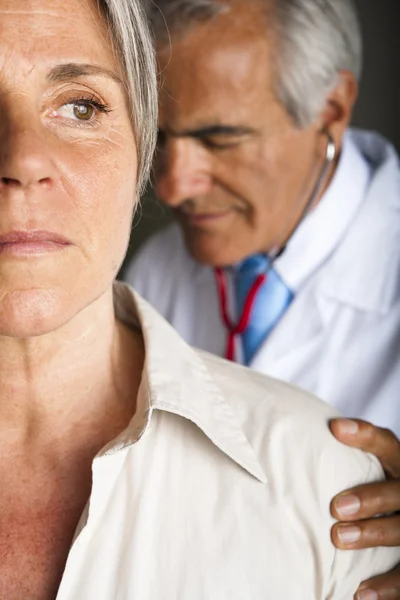 Médico visitando mujer mayor —  Fotos de Stock